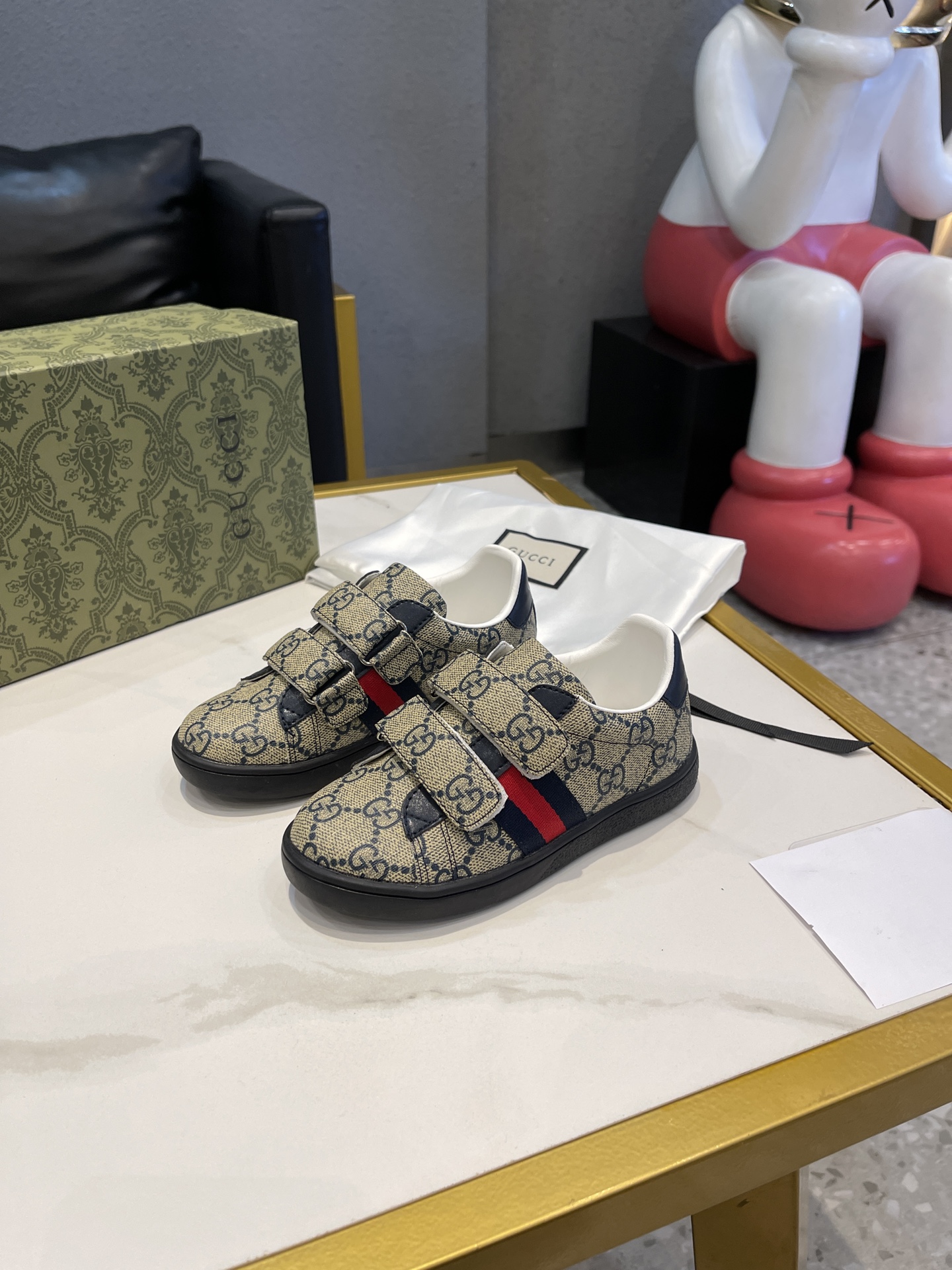 Children's shoes child